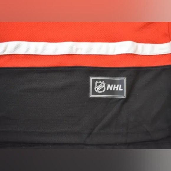 New w Tags NHL Chicago Blackhawks Jonathan Toews Jersey Multiple Sizes - Picture 3 of 5